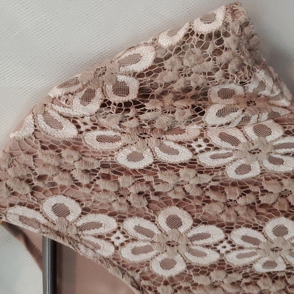 Pinky Lace Dress with Keyhole Back - Picture 3 of 7